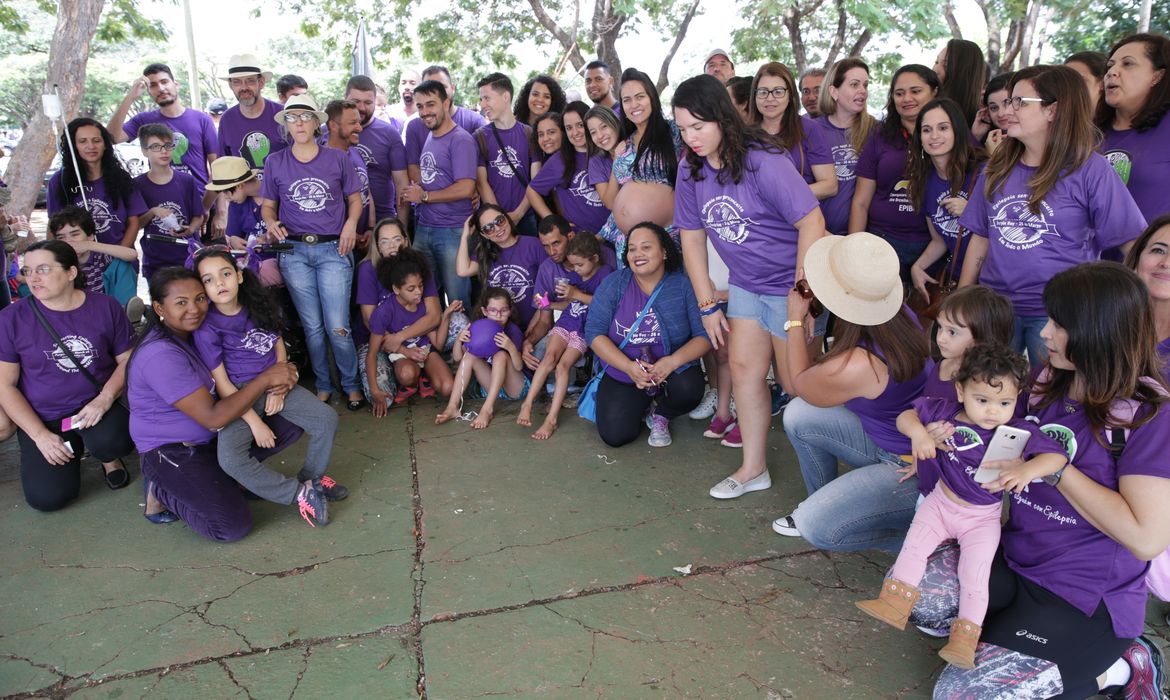 Brasília - No Purple Day ou Dia Lilás, pessoas com epilepsia e seus familiares conscientizam a população sobre a doença no Parque da Cidade (Antonio Cruz/Agência Brasil)