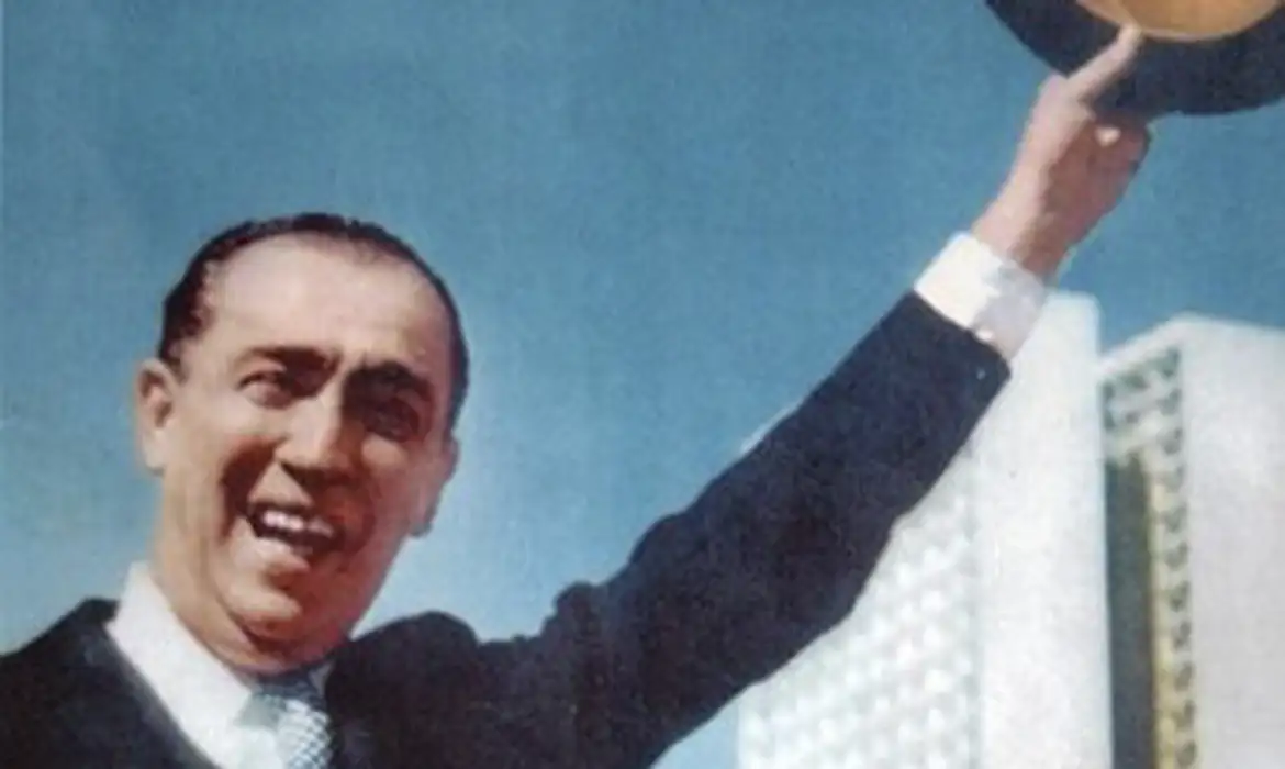 É de Gervásio a foto do ex-presidente Juscelino Kubitschek acenando com a cartola para o povo na inauguração de Brasília, em 21 de abril de 1960. 