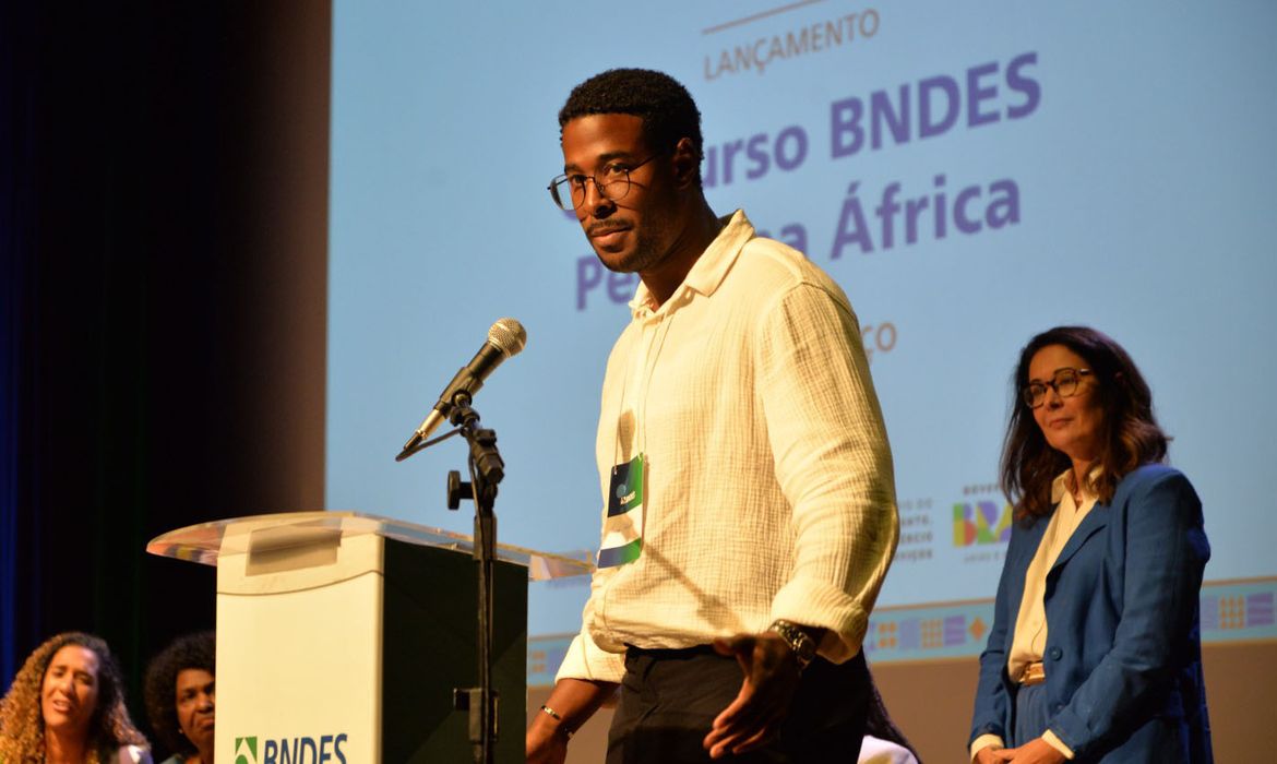 Brasília (DF), 26/03/2025 - Tiago Coutinho, arquiteto negro 1º colocado geral no BNDES defende cota em concursos. Foto: Arthur Augusto/BNDES