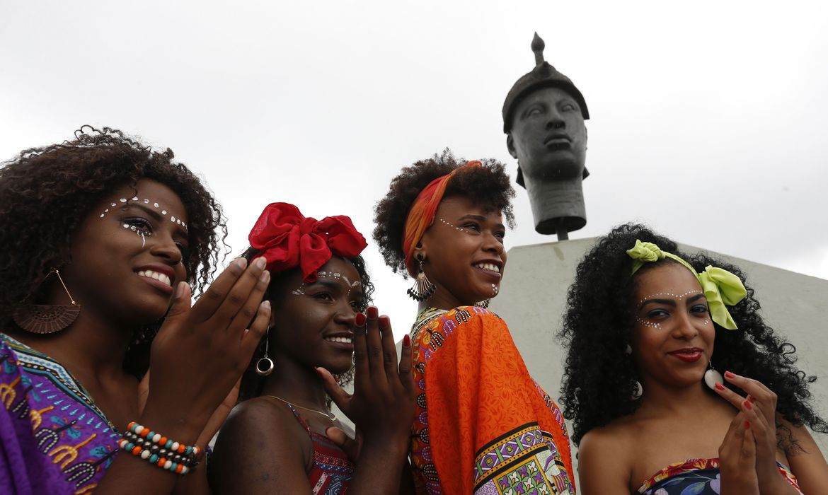 Ativistas, grupos culturais e religiosos comemoram hoje (20) o Dia da Consciência Negra com várias atividades em frente à estátua de Zumbi dos Palmares, no centro do Rio de Janeiro.