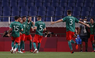 Jogadores do México comemoram gol marcado contra o Japão durante disputa da medalha de bronze da Olimpíada Tóquio 2020