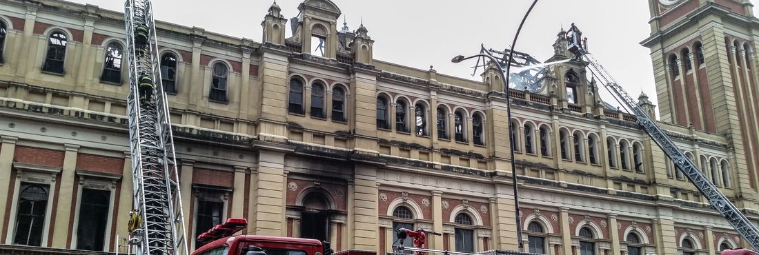 Bombeiros trabalham para conter incêndio do Museu da Língua Portuguesa