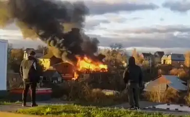 Smoke and fire rise from a residential building following a Ukrainian drone attack, amid the ongoing Russia-Ukraine conflict, in the Ramenskoye district, near Moscow, Russia November 10, 2024, in this screengrab obtained from a social media video. via REUTERS  THIS IMAGE HAS BEEN SUPPLIED BY A THIRD PARTY. NO RESALES. NO ARCHIVES.