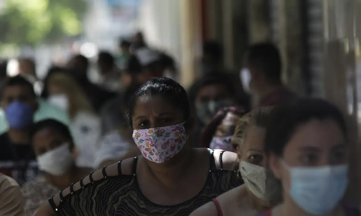 Moradores usam máscaras para se protegerem do novo coronavírus.