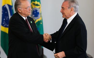 Brasília - O novo ministro da Cultura, Roberto Freire (E), e o presidente Michel Temer, durante cerimônia de posse, no Palácio do Planalto  (José Cruz/Agência Brasil)