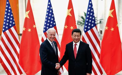 Il presidente cinese Xi Jinping stringe la mano del presidente statunitense Joe Biden a Pechino
