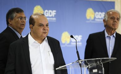 Os futuros ministros da Justiça, Flavio Dino,da Defesa, José Múcio Monteiro, e o governador do Distrito Federal, Ibaneis Rocha, falam  à imprensa