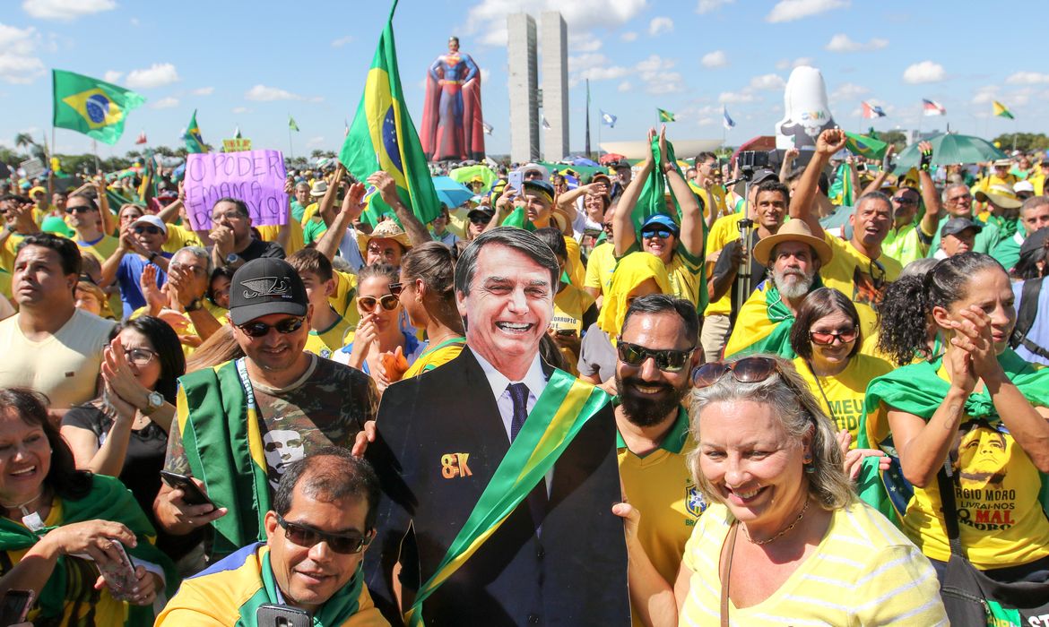 Ato em apoio ao governo de Jair Bolsonaro ocorrem neste domingo (26) na Esplanada dos Ministérios