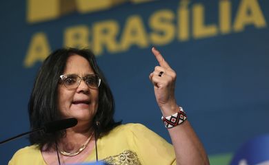 A ministra da Mulher, da Família e dos Direitos Humanos, Damares Alves, participa do debate sobre o poder da mulher na política, na XXII Marcha a Brasília em Defesa dos Municípios