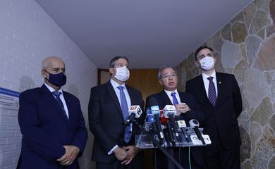 o presidente do Senado, Rodrigo Pacheco (terceiro à direita), se reuniu nesta sexta com o ministro da Secretaria de Governo, Luiz Eduardo Ramos, o presidente da Câmara, Arthur Lira, e o ministro da Economia, Paulo Guedes
