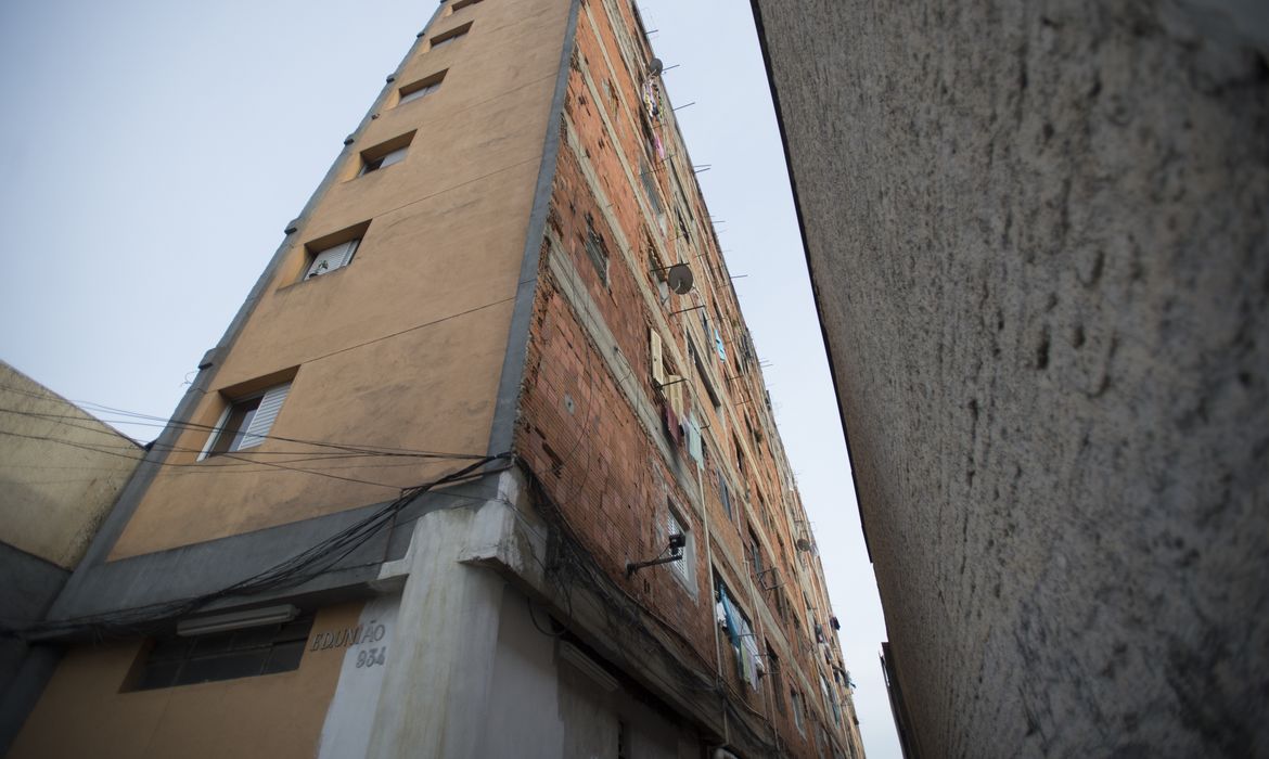 Abandonado ainda em fase de construção, o Edifício União, localizado na Rua Solon, 934, foi ocupado na década de 80 e chegou a abrigar, em seus oito andares, 72 famílias (Marcelo Camargo/Agência Brasil)