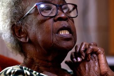Rio de Janeiro (RJ), 25/06/2025 - Anazir Maria de Oliveira, conhecida como Dona Zica, 92 anos, uma das fundadoras do Sidicato dos Trabalhadores Domésticos do Rio de Janeiro, da Central Única dos Trabalhadores(CUT) e do Partido dos Trabalhadores(PT), em sua casa. Foto: Tânia Rêgo/Agência Brasil