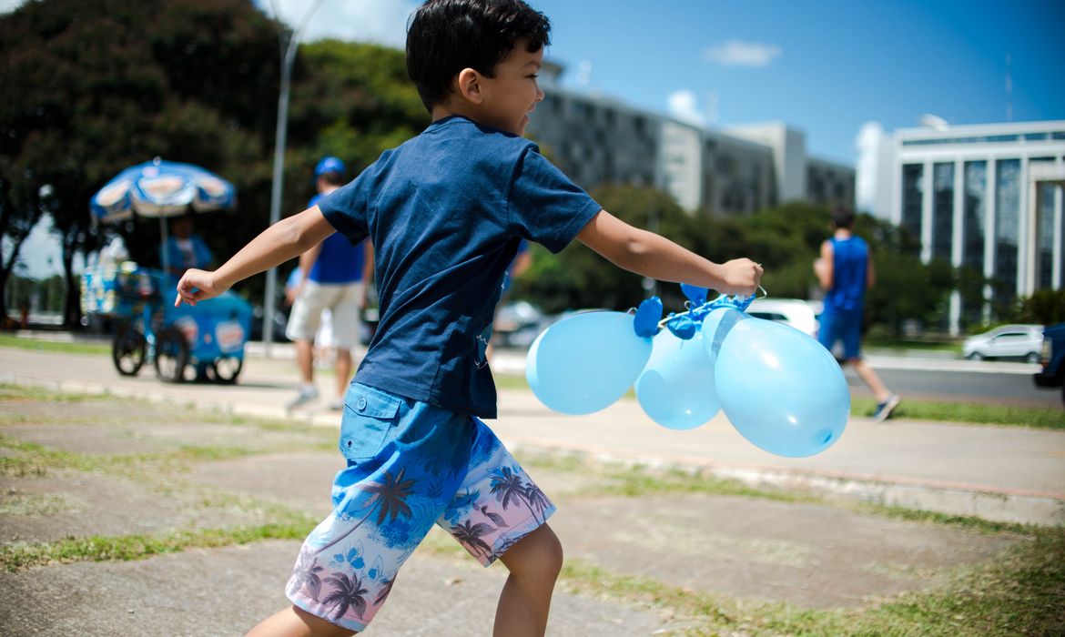 Brasília - Grupos que militam contra o preconceito e pela conscientização sobre o autismo promovem carreata pela região central de Brasília. Ao final, balões azuis foram soltos em comemoração ao Dia Mundial da Conscientização do Autismo. 