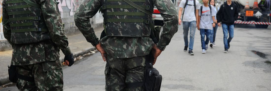 Forças Armadas reforçam segurança no Complexo da Maré.