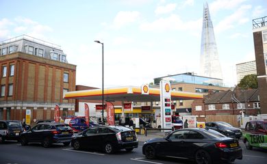 Fila de veículos em posto de combustível em Londres