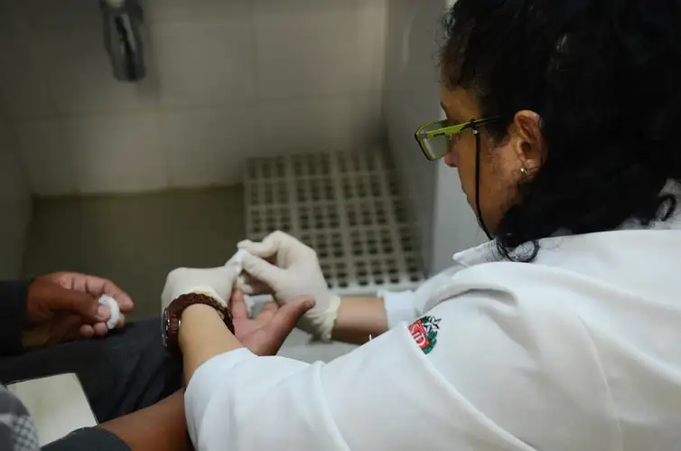 São Paulo - Patient takes rapid test for HIV, hepatitis B, hepatitis C and syphilis at the Reference Center for Alcohol, Tobacco and Other Drugs (Cratod), in Bom Retiro, in the central region (Rovena Rosa/Agência Brasil)