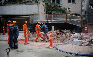 Rio de Janeiro - Devesa Civil afirmou que não há riscos nas estruturas dos prédios da rua onde calçada cedeu por conta das obras da construção da linha 4 do metrô, em Ipanema, zona sul do Rio.