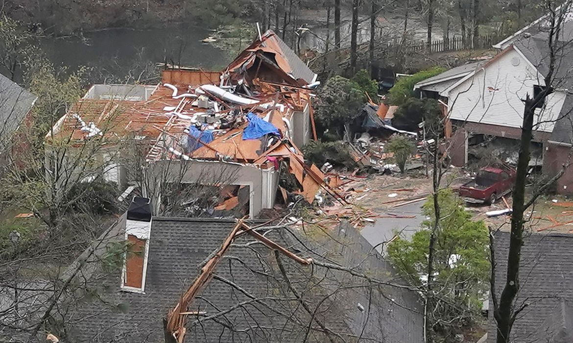 Casa afetada por tornado em Hoover, Alabama (EUA)