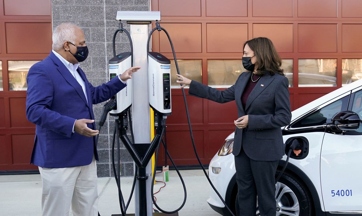 Kamala Harris, vice-presidente dos EUA, durante visita para anunciar o Plano de Ação de Carregamento de Veículos Elétricos da Administração Biden-Harris, em Maryland