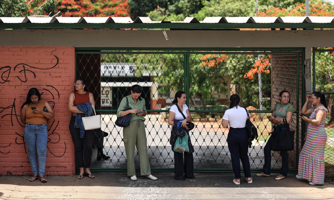 Brasília (DF), 26/10/2025 - Candidatos aguardam a abertura dos portões para realização da Prova Nacional Docente. Foto: Marcelo Camargo/Agência Brasil