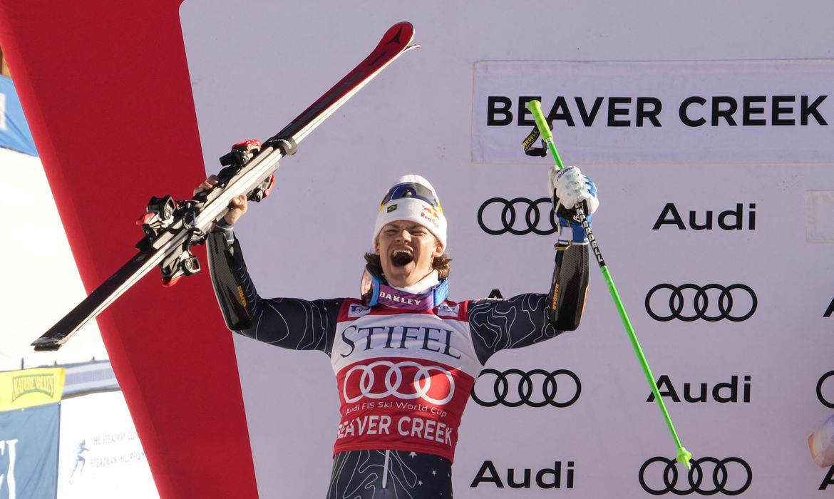 Dec 8, 2024; Beaver Creek, CO, USA; Lucas Pinheiro Braathen of Brazil celebrates on the podium after the men's giant slalom race for the 2024 Stifel Birds of Prey Audi FIS alpine skiing World Cup at Birds of Prey. Mandatory Credit: Reuters/Michael Madrid/Proibida reprodução