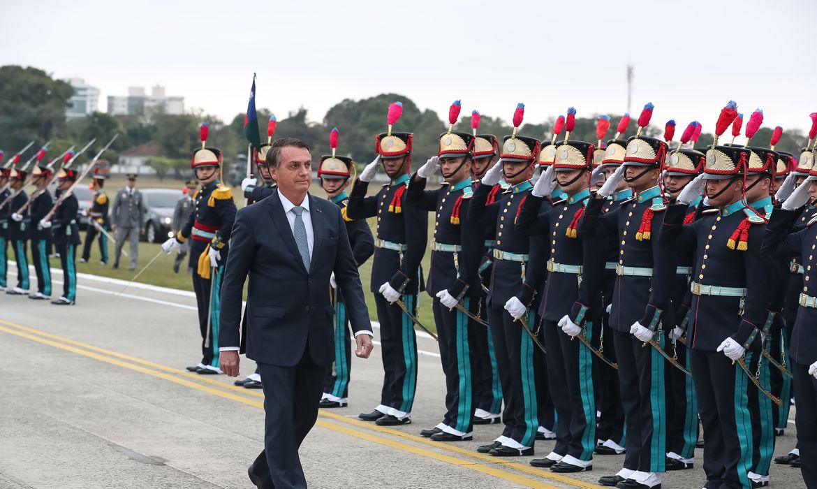 O presidente da República, Jair Bolsonaro, participa de cerimônia de entrega de Espadim aos Cadetes da Turma Bicentenário do General João Manoel Menna Barreto.