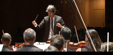Maestro Felipe Prazeres conduz concerto da Orquestra Sinfônica da UFR