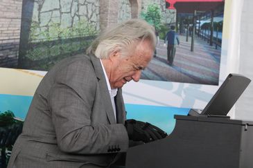 O pianista e maestro João Carlos Martins se apresenta durante a inauguração do Boulevard João Carlos Martins, passagem que integra a Estação da Luz e a Sala São Paulo.