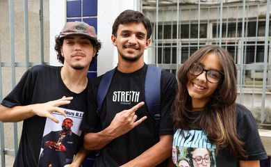 Rio de Janeiro (RJ), 16/11/2025 - Os amigos Miguel Moreira de Araújo, Matheus Lousa e Anna Júlia de Melo aguardam na fila para entrada do segundo dia do Exame Nacional do Ensino Médio (Enem), no Cefet Maracanã, na zona norte do Rio de Janeiro. Foto: Tomaz Silva/Agência Brasil