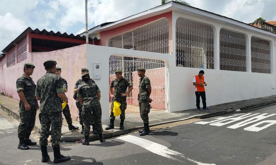 Militares visitam residências em Manaus, no Dia Nacional de Mobilização contra o Mosquito Aedes aegypti