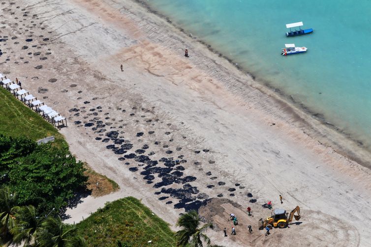 Vista geral de um derramamento de óleo na praia de Peroba em Maragogi, estado de Alagoas, Brasil,  outubro de 2019. Foto tirada em 17 de outubro de 2019. REUTERS / Diego Nigro 