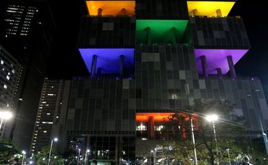 Rio de Janeiro (RJ), 07/06/2023 - Edifício sede da Petrobras iluminado com as cores do arco-íris em homenagem ao Orgulho LGBTQIA+, na região central da cidade. Foto: Tânia Rêgo/Agência Brasil