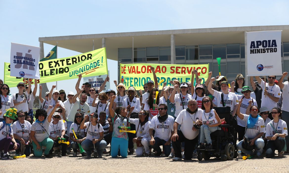 Brasília - Servidores do Ministério das Relações Exteriores participaram de uma manifestação em frente ao Palácio do Planalto para pedir reajuste de 52,96% até 2019 para todas as carreiras do órgão (José Cruz/Agência Brasil)