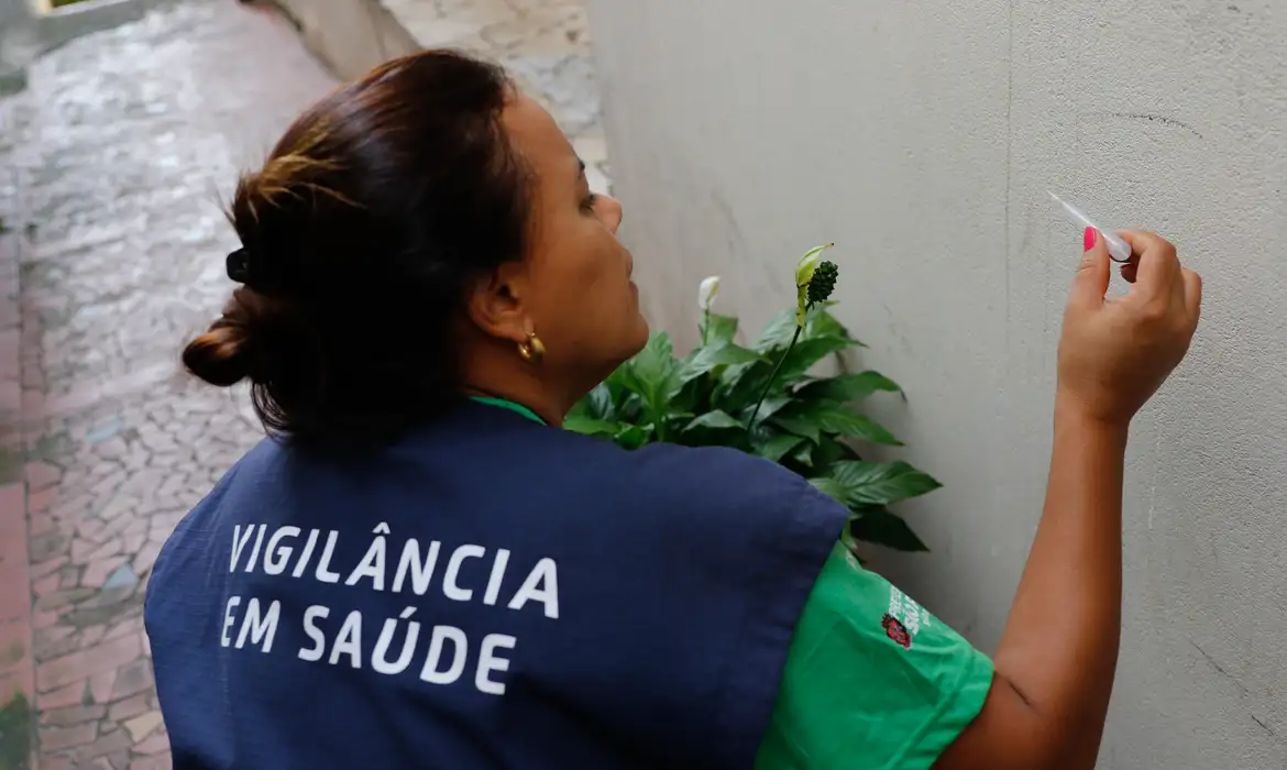 São Paulo (SP), 30/03/2023 - Agentes de vigilância em saúde fiscalizam e orientam moradores sobre focos do mosquito Aedes aegypti, transmissor da dengue, em Perdizes. Foto: Fernando Frazão/Agência Brasil