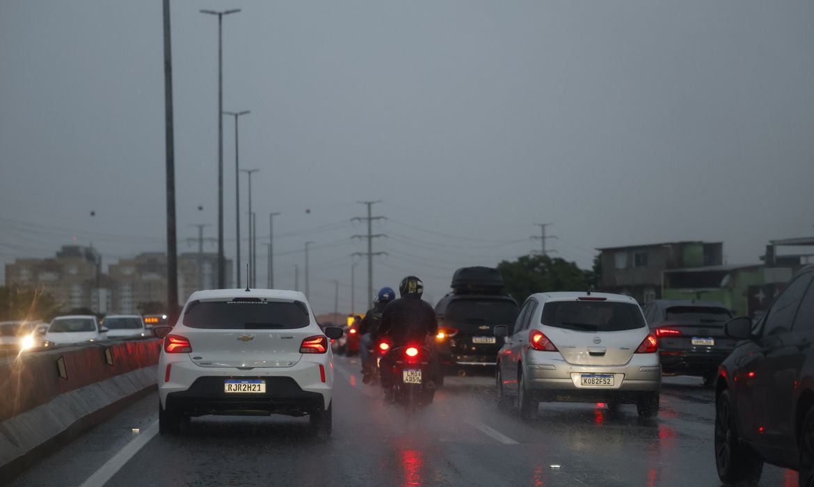 Rio de Janeiro (RJ) 29/01/2025 – Chegada de chuvas faz Defesa Civil enviar alerta extremo na cidade pela primeira vez. Motoristas dirigem sob chuva na Linha Amarela. Foto: Fernando Frazão/Agência Brasil