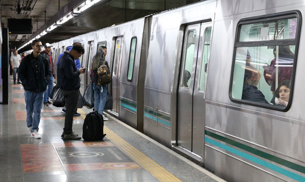 Movimentação de passageiros na estação Sé do metrô em São Paulo.