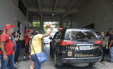 Rio de Janeiro - Índios e bombeiros comemoram prisão de Sérgio Cabral, ex-governador do Rio em frente à sede da Polícia Federal (Tânia Rêgo/Agência Brasil)