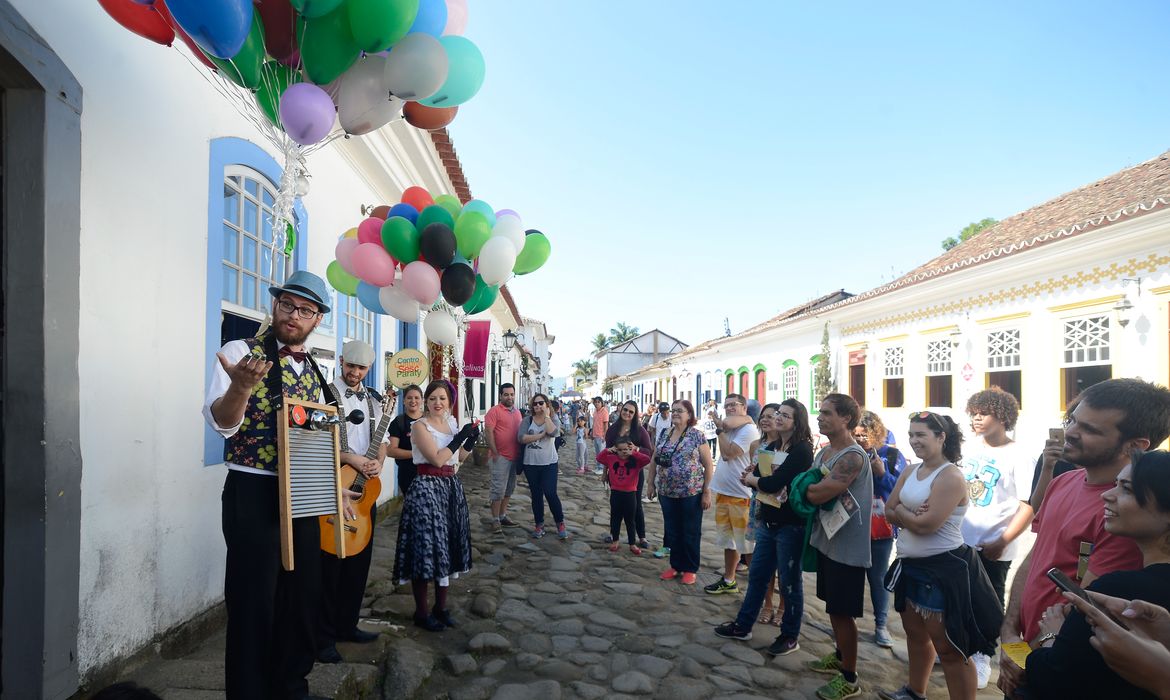 Paraty (RJ) - Sesc faz intervenção artística Poesias ao Vento, nas ruas da cidade, durante a Flip  (Tomaz Silva/Agência Brasil)