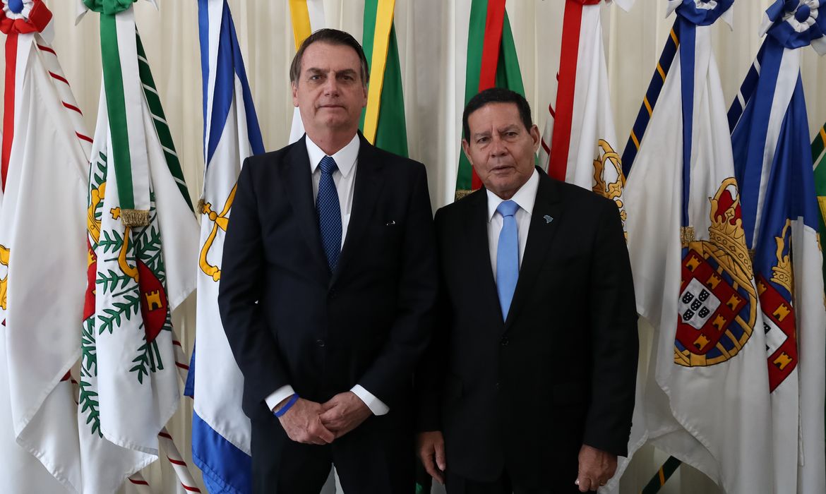 Presidente Jair Bolsonaro transmite o cargo para o vice-presidente da República, Hamilton Mourão, ao embarcar para Santiago, no Chile.