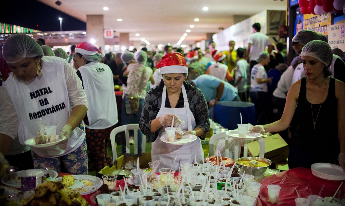 Voluntários vão a terminal rodoviário levar ceia de Natal a moradores de rua | Agência Brasil Voluntários vão a terminal rodoviário levar ceia de Natal a moradores de rua | Agência Brasil
