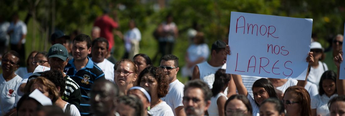 Moradores da zona sul de São Paulo participam da 18ª Caminhada pela Vida e pela Paz. Desde 1995, milhares de pessoas se reúnem na caminhada pelo fim da violência e por condições de vida mais dignas