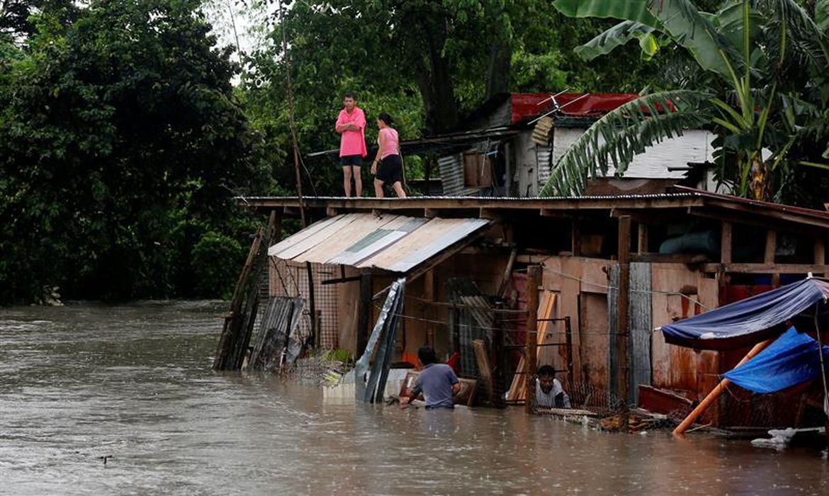 A cidade de Bacoor, nas Filipinas, ficou alagada com a passagem do Talim. O tufão se dirige agora para a China