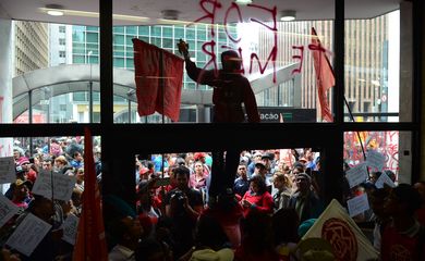 São Paulo - Militantes do Movimento dos Trabalhadores Sem Teto ocuparam a entrada do prédio onde funciona o escritório da Presidência da República, na Avenida Paulista  (Rovena Rosa/Agência Brasil)