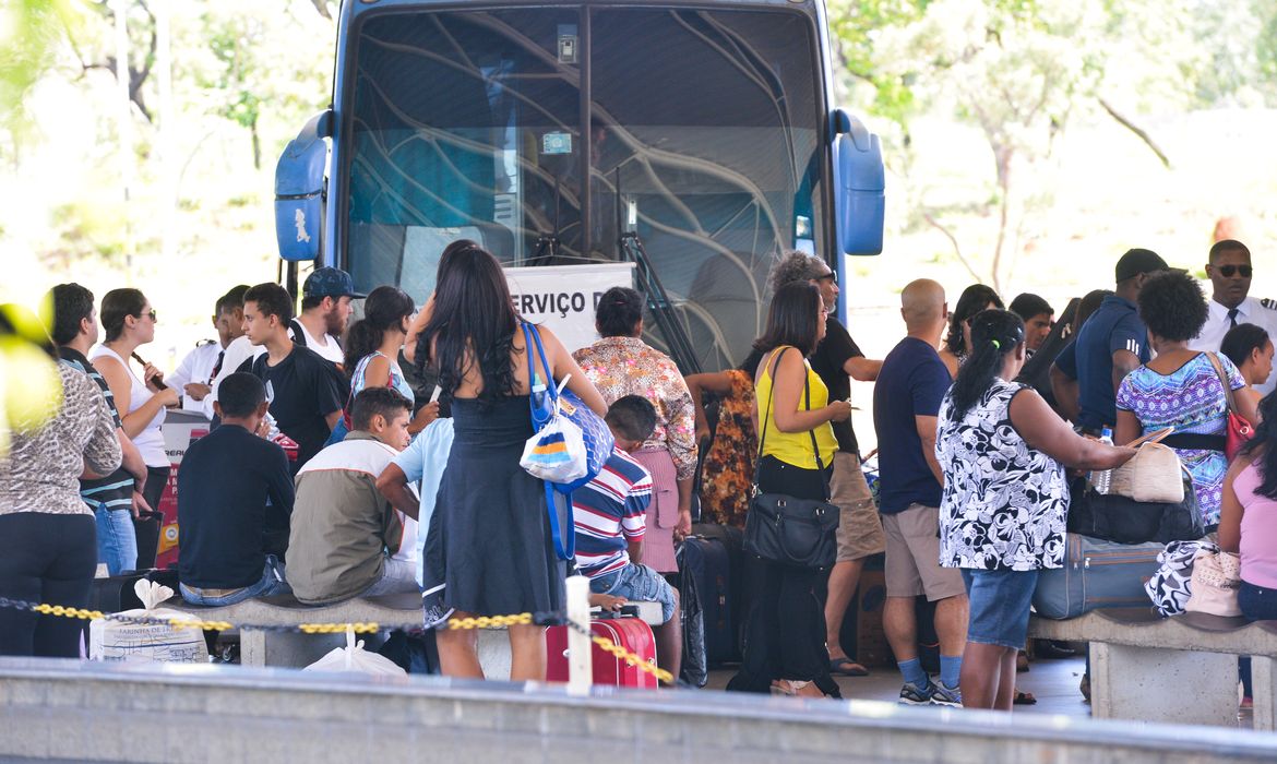 Brasília - Movimento de passageiros na Rodoviária Interestadual na véspera do feriado de Natal (Antonio Cruz/Agência Brasil)