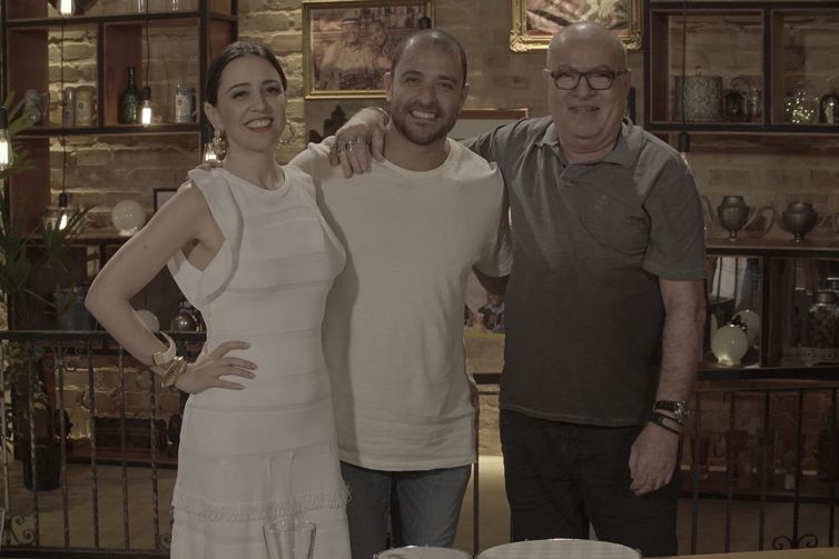 Diogo Nogueira recebe a cantora Roberta Sá e o violonista Cézar Mendes