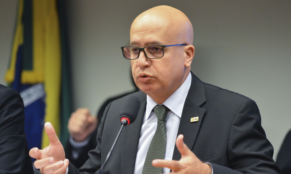 O ministro da Controladoria-Geral da União (CGU), Valdir Moysés Simão presta depoimento na Comissão Parlamentar de Inquérito da Petrobras (José Cruz/Agência Brasil)