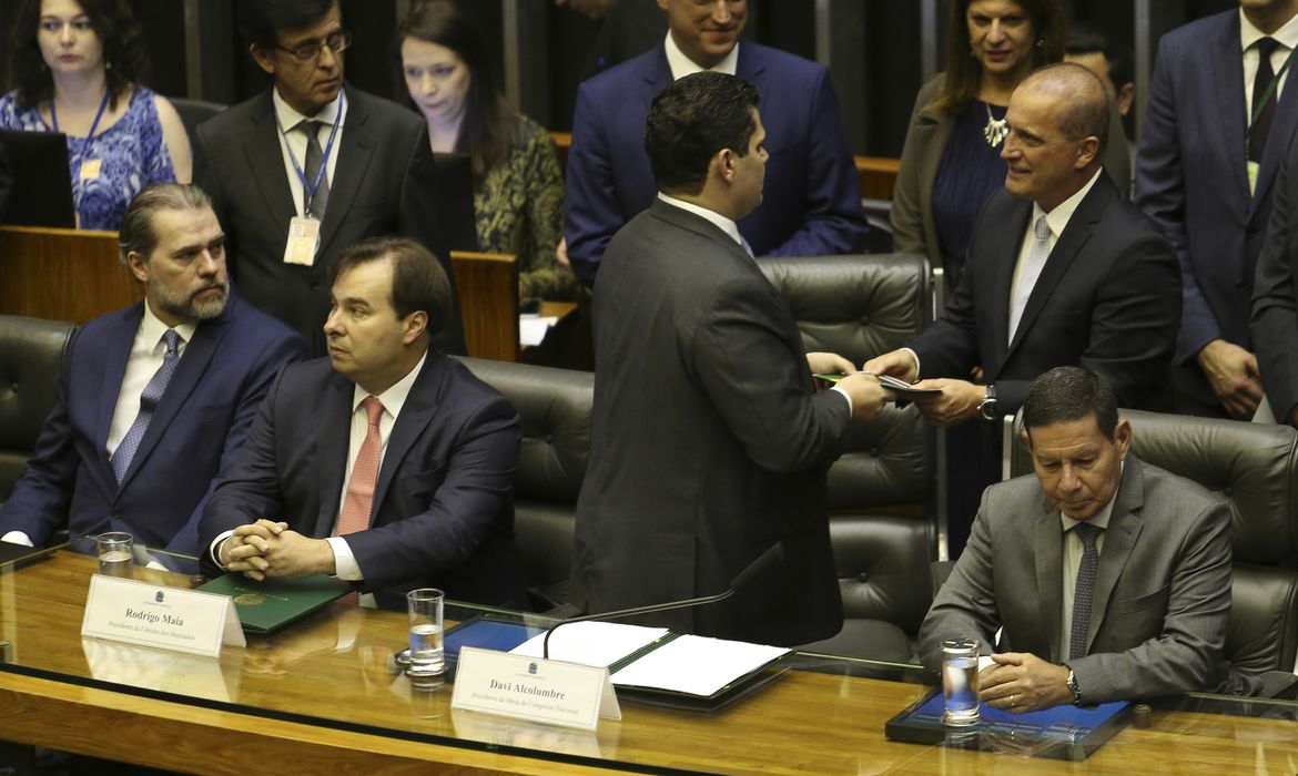 O ministro da Casa Civil, Onyx Lorenzoni, entrega mensagem do presidente Bolsonaro, durante sessão solene do Congresso Nacional de abertura dos trabalhos legislativos de 2019.
