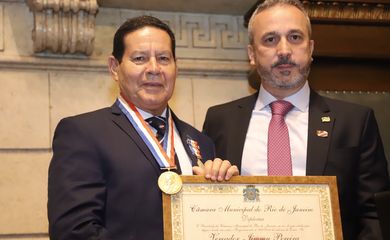 O vice-presidente da República, Hamilton Mourão, durante cerimônia de concessão da Medalha de Mérito Pedro Ernesto e Título de Cidadão Honorário do Município do Rio de Janeiro.