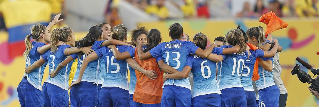 Seleção feminina comemora medalha de ouro no Pan