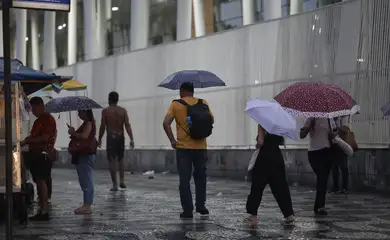 Rio de Janeiro (RJ) 29/01/2025 – Chegada de chuvas faz Defesa Civil enviar alerta extremo na cidade pela primeira vez. Pedestres com guarda-chuvas no Centro. Foto: Fernando Frazão/Agência Brasil